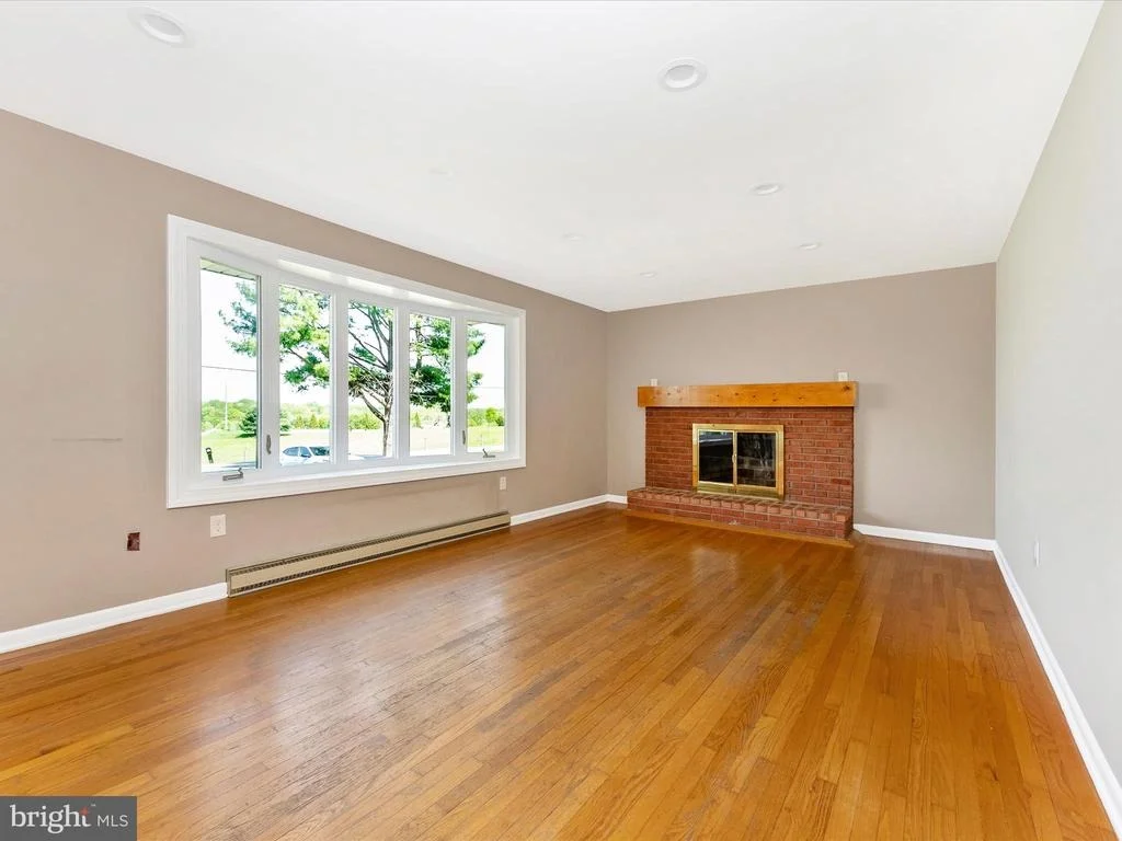 Photo of 2833 RODERICK ROAD