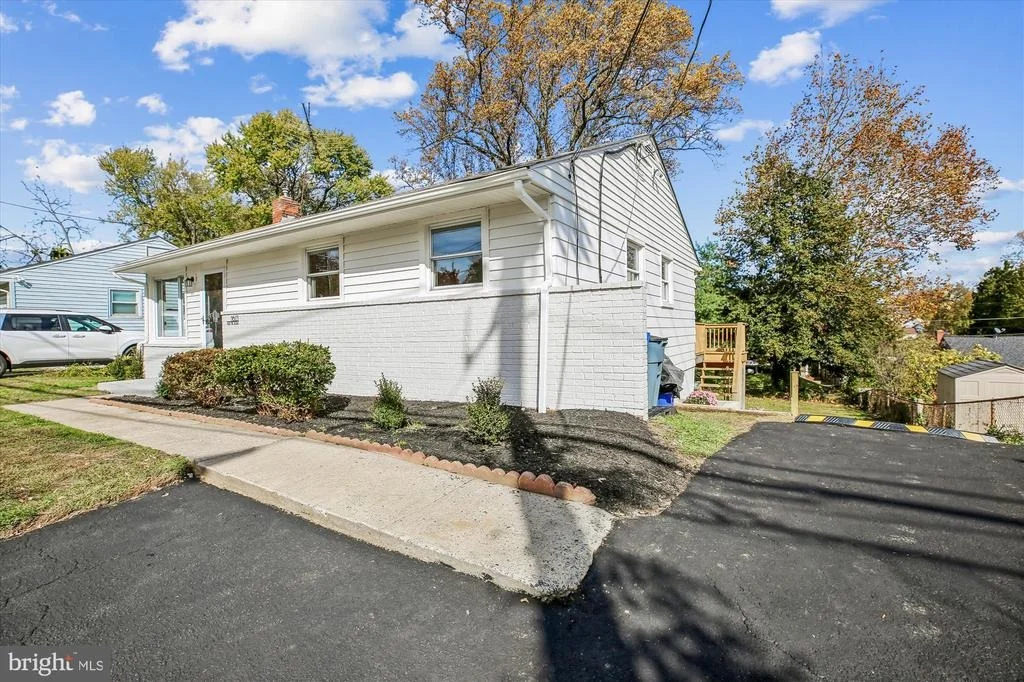 Photo of 11603 VEIRS MILL ROAD