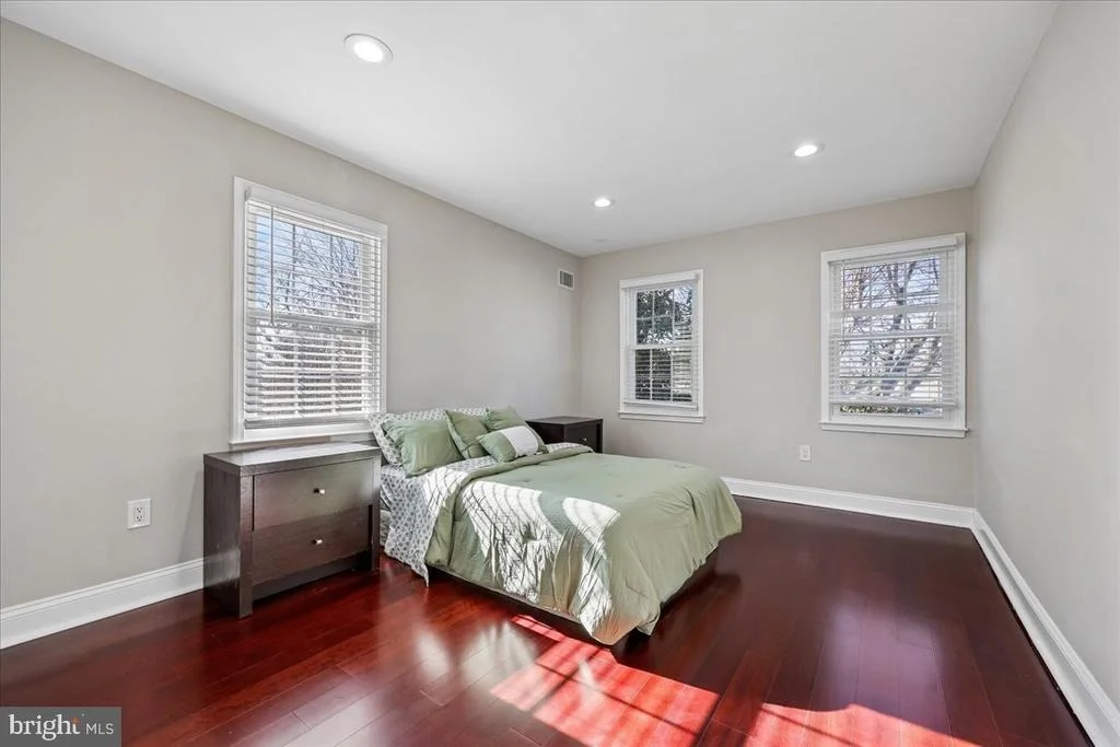 Photo of 6 CRESTVIEW COURT