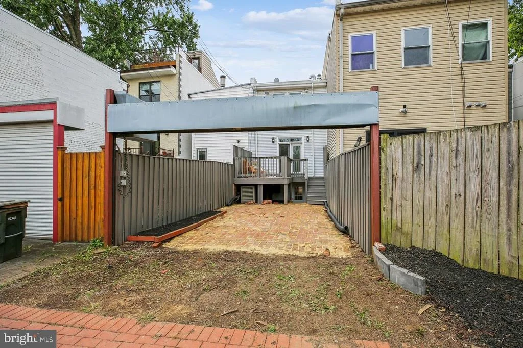 Photo of 1124 G STREET NE