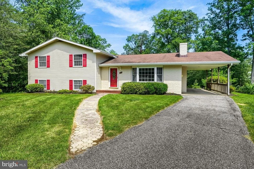Photo of 304 PINE CIRCLE