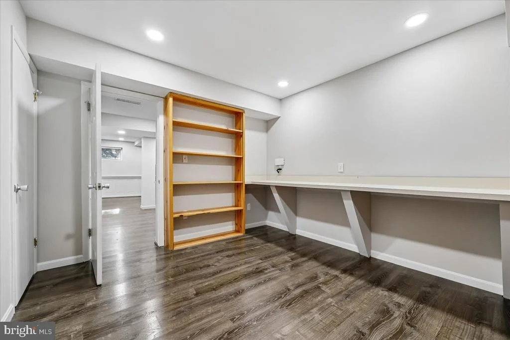Photo of 6 CRESTVIEW COURT