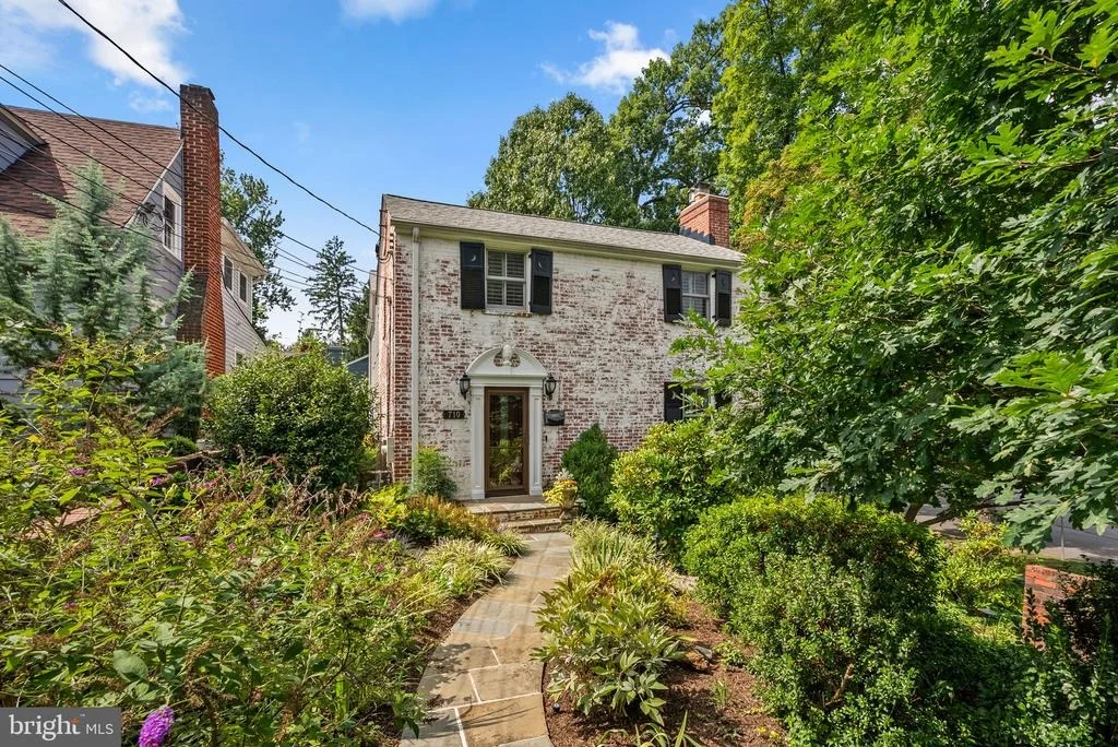 Photo of 710 WOODSIDE PARKWAY
