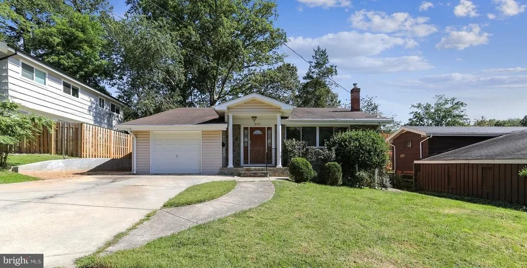 Photo of 816 HILLSBORO DRIVE