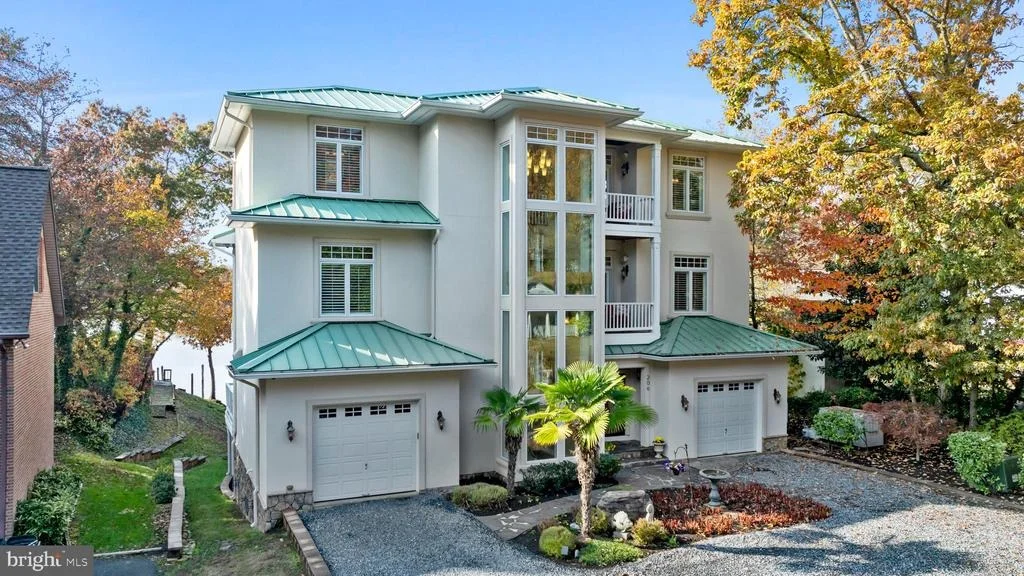 Photo of 206 HARBOR DRIVE