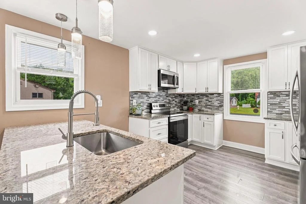 Photo of 6921 UNIVERSITY DRIVE