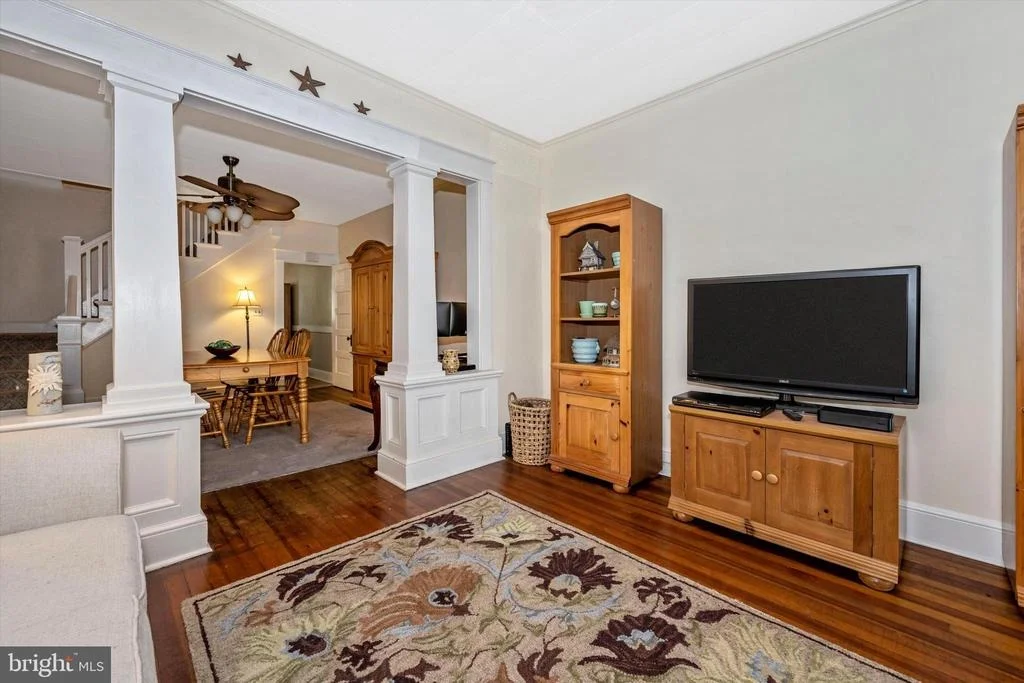 Photo of 323 W 7TH STREET