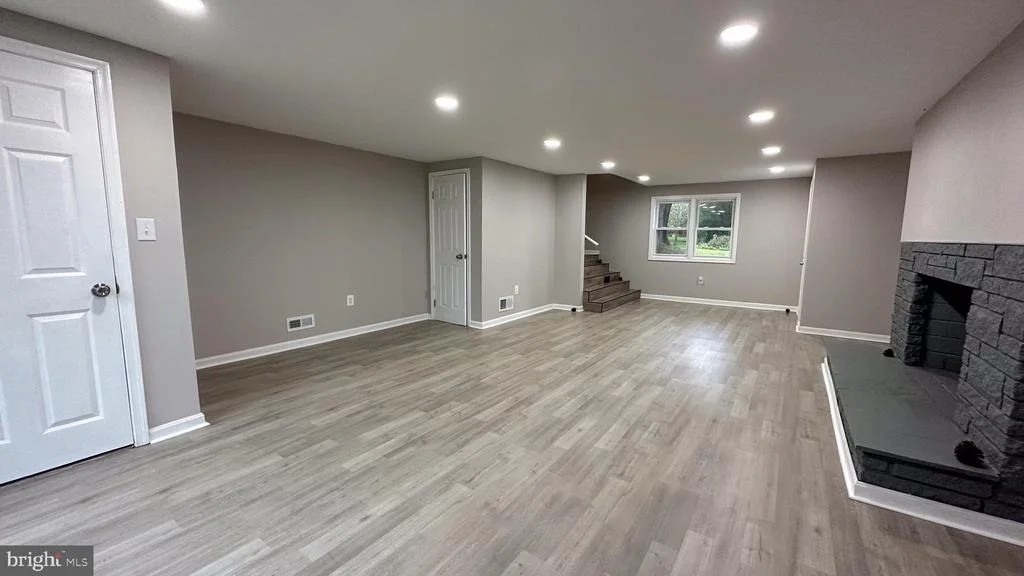 Photo of 8858 HAWBOTTOM ROAD