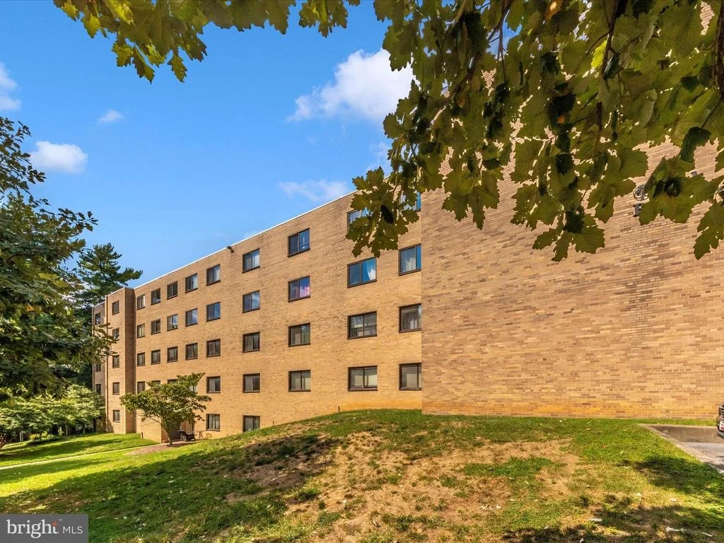 Photo of Unit 417 at 8601 MANCHESTER ROAD