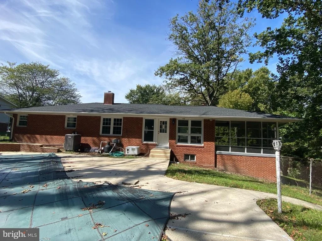 Photo of 6002 MIDDLETON LANE