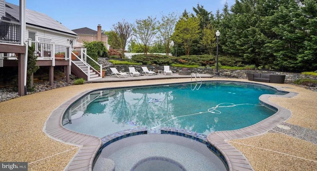 Photo of 6 CRESTVIEW COURT