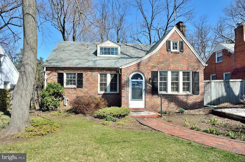 Photo of 2105 LINDEN LANE