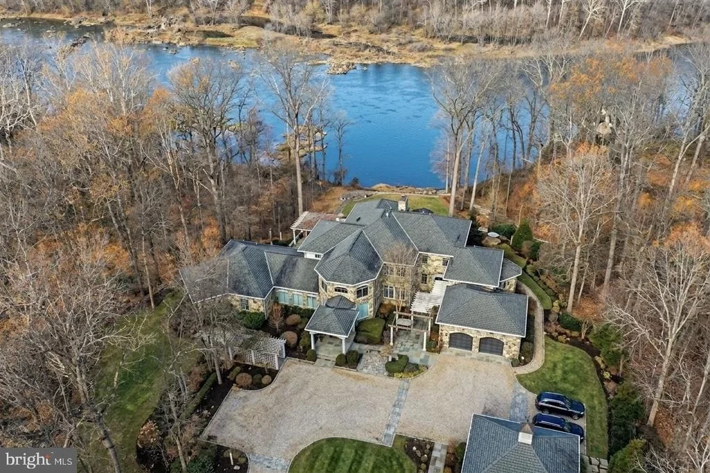 Photo of 658 LIVE OAK DRIVE