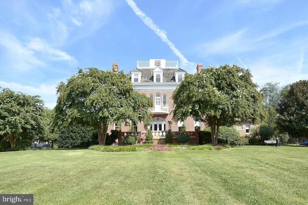 Photo of 465 TSCHIFFELY SQUARE ROAD
