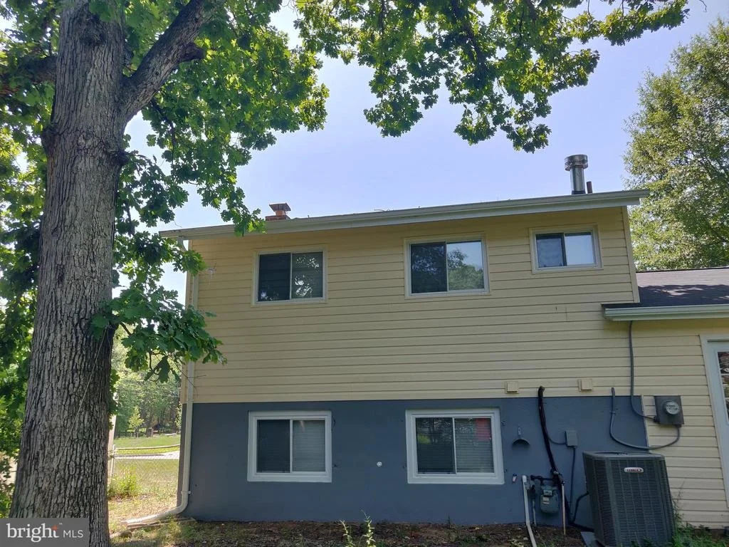 Photo of 9604 BEACHWOOD AVENUE
