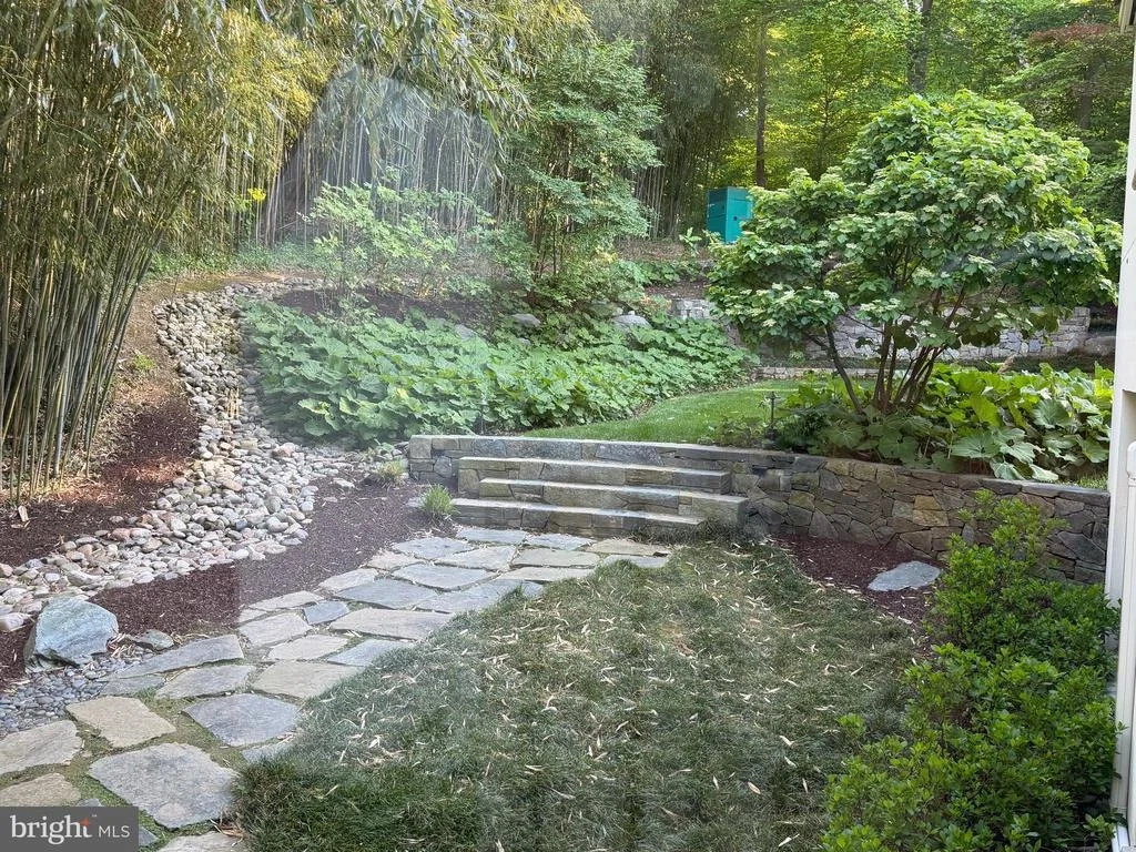 Photo of 1100 CREST LANE