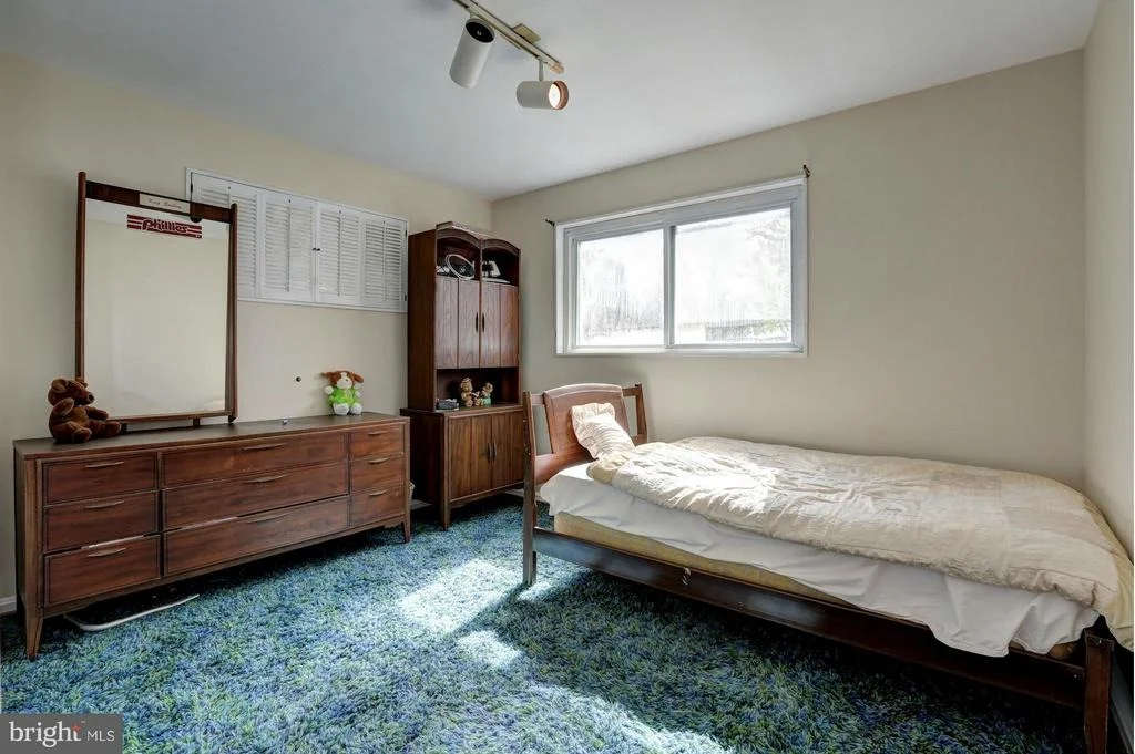 Photo of 302 BURNT MILLS AVENUE