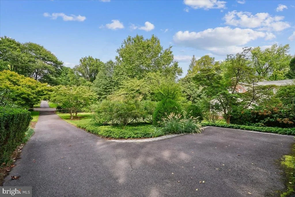 Photo of 1212 WOODSIDE PARKWAY