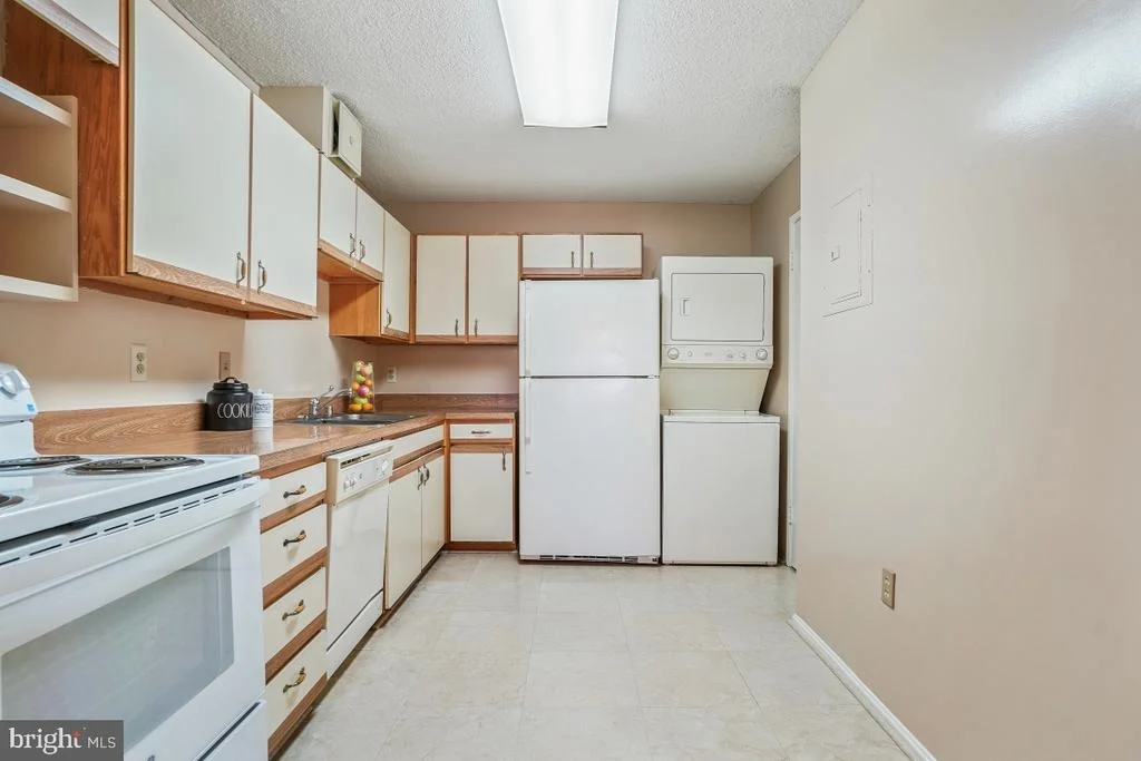 Photo of Unit 2716 at 15107 INTERLACHEN DRIVE