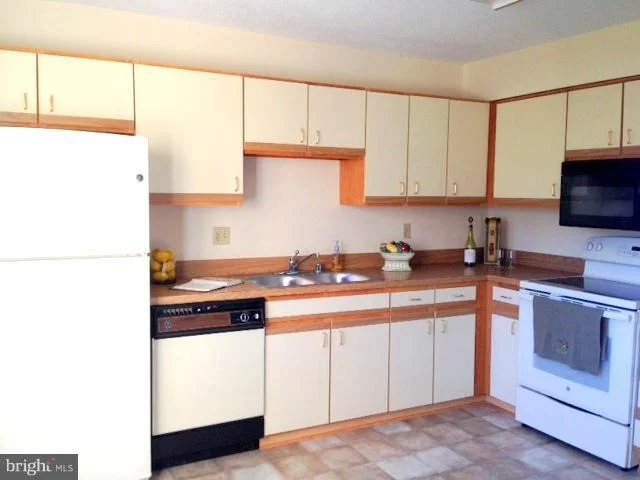 Photo of Unit 3926 at 15115 INTERLACHEN DRIVE