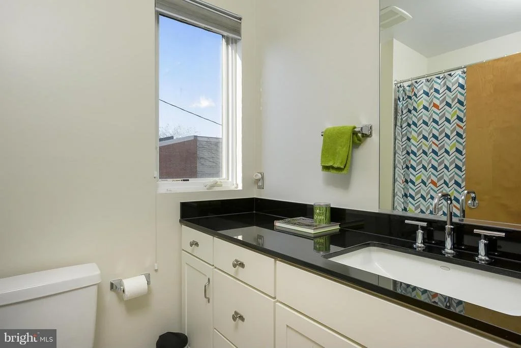 Photo of Unit E at 657 WASHINGTON BOULEVARD