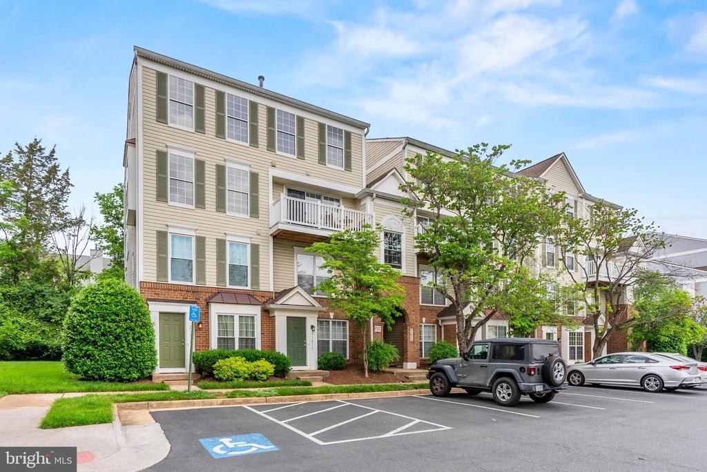 Photo of Unit 300 at 21833 BALDWIN SQUARE