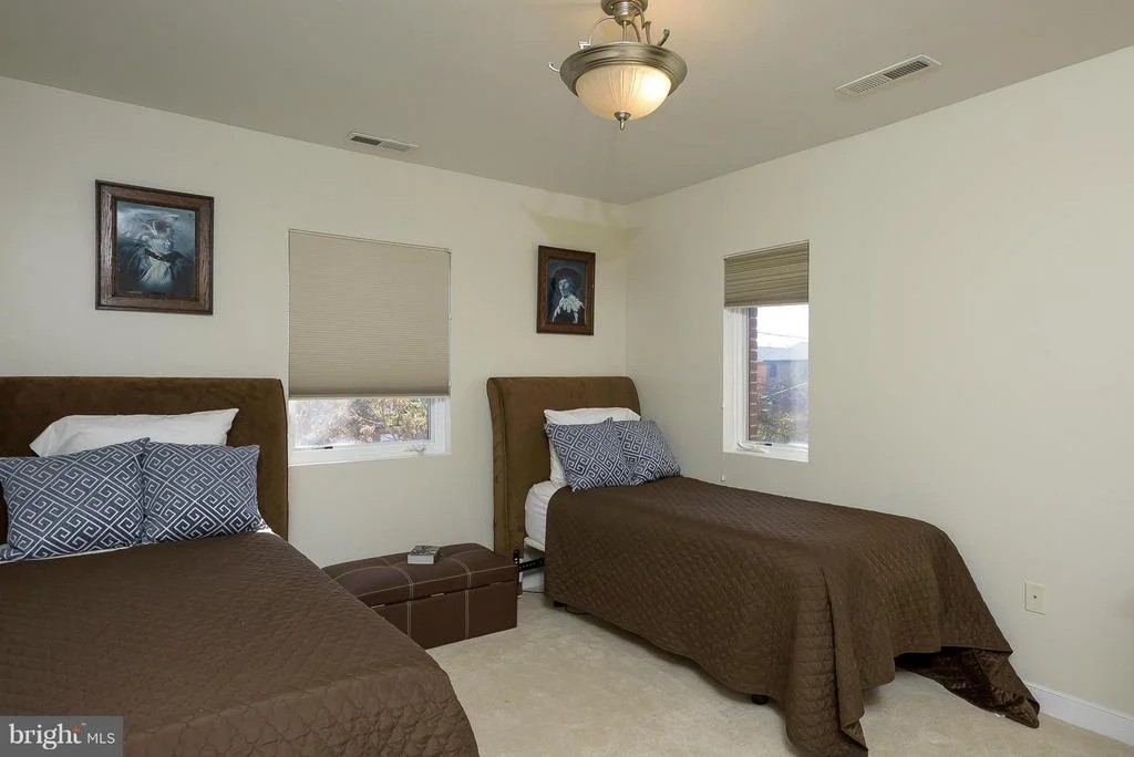 Photo of Unit E at 657 WASHINGTON BOULEVARD