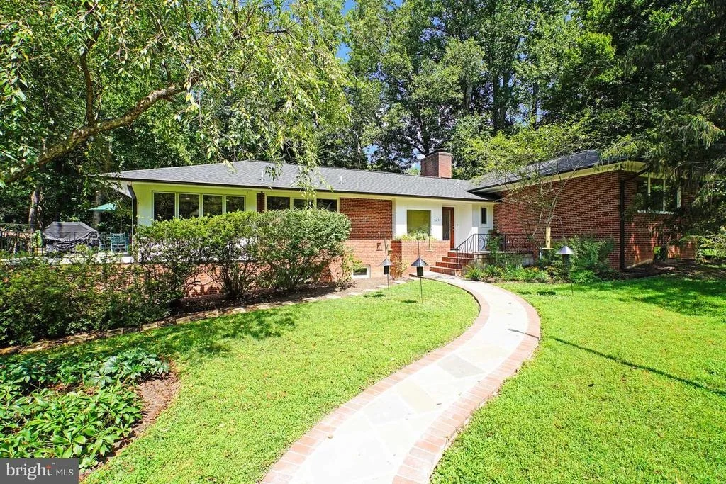 Photo of 9233 FARNSWORTH DRIVE