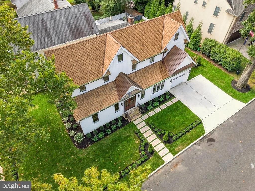 Photo of 230 E SUMMIT AVENUE