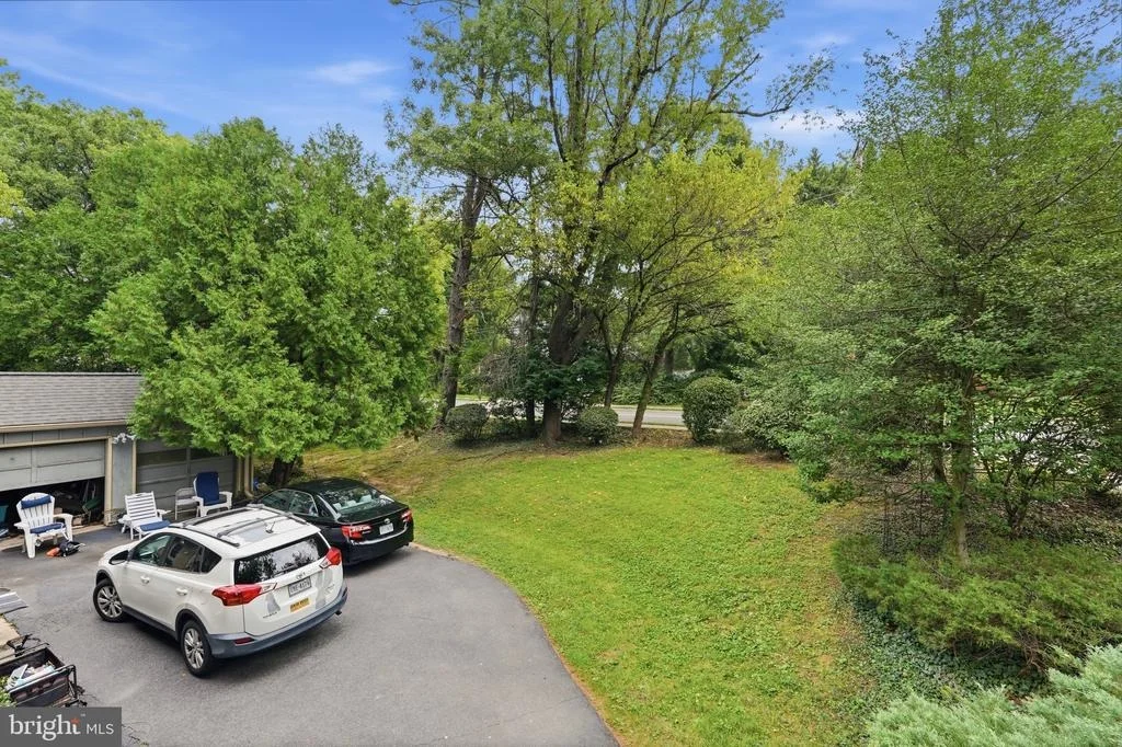 Photo of 300 BROADLEAF DRIVE NE