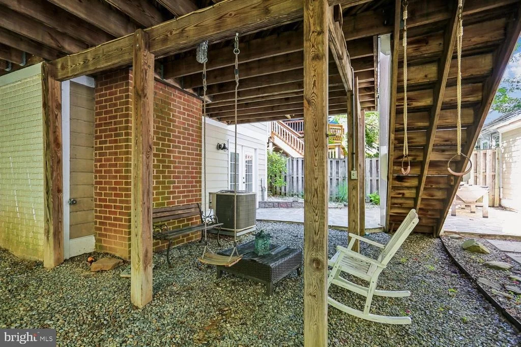 Photo of 465 TSCHIFFELY SQUARE ROAD