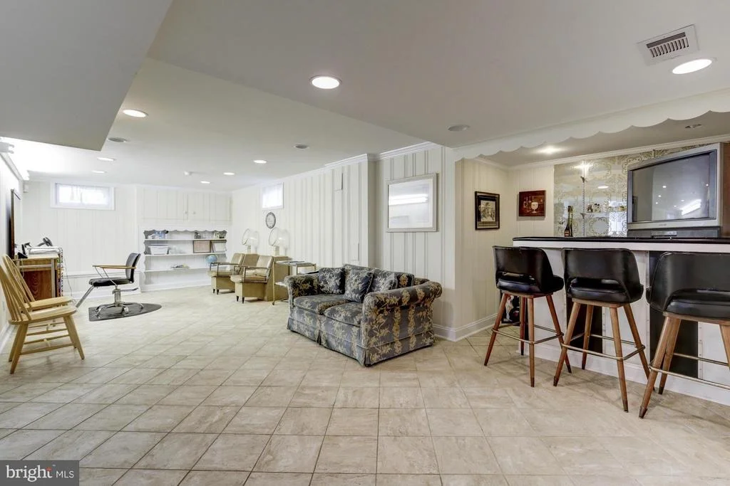Photo of 1305 OAKVIEW DRIVE