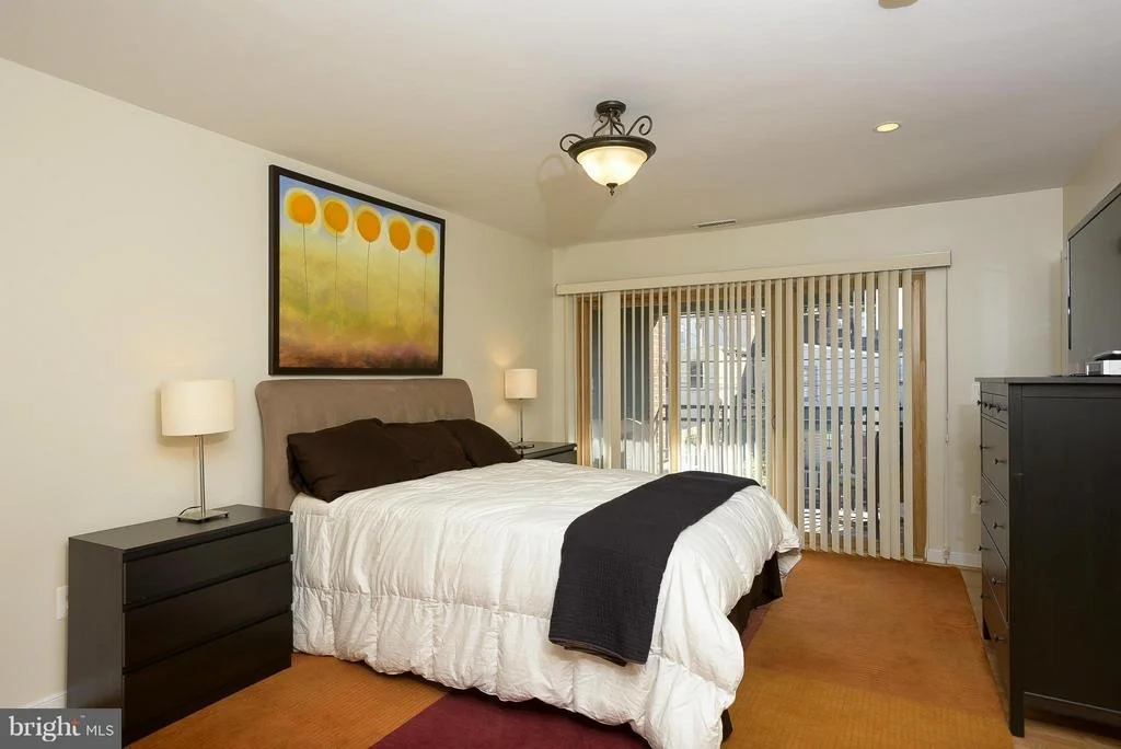 Photo of Unit E at 657 WASHINGTON BOULEVARD