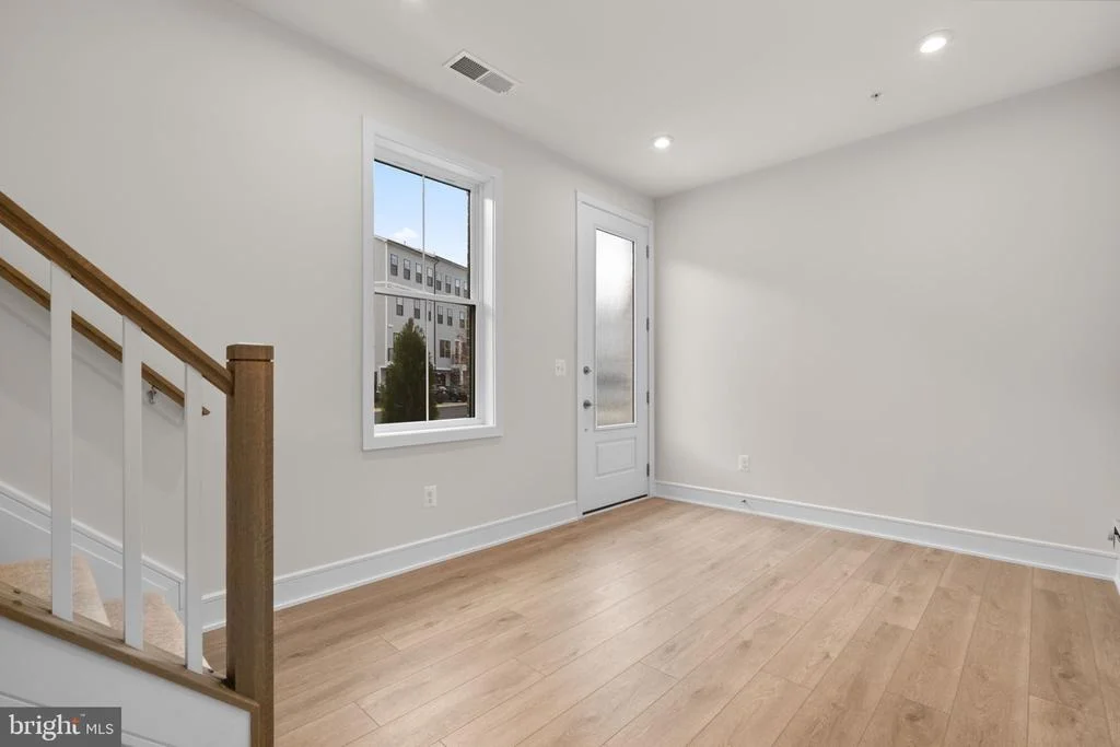 Photo of 43305 FARRINGDON SQUARE