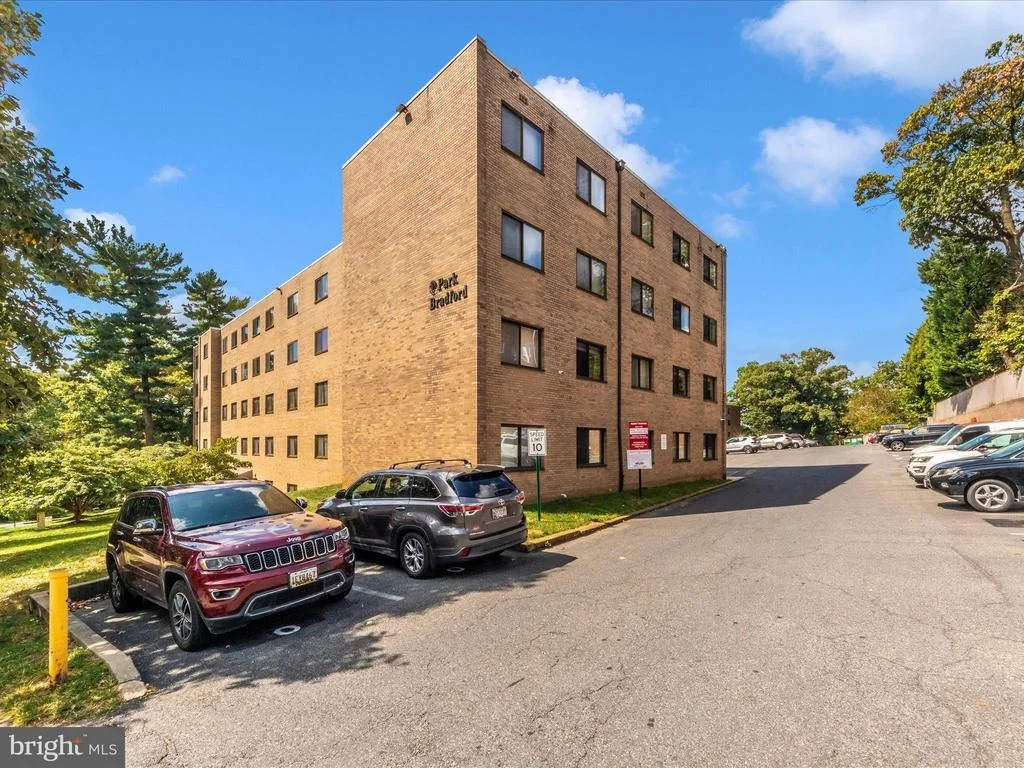 Photo of Unit 417 at 8601 MANCHESTER ROAD