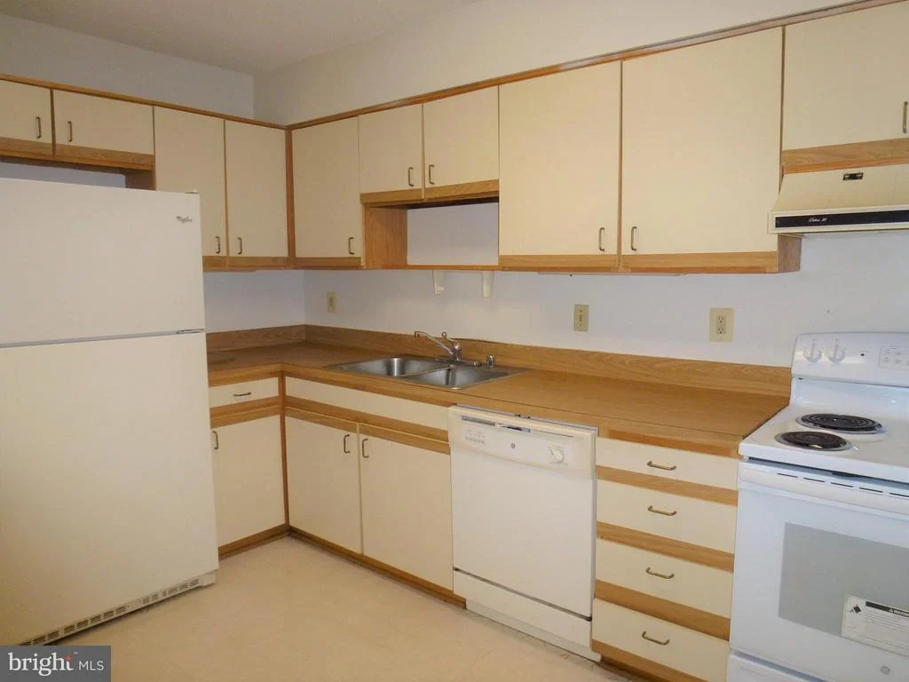 Photo of Unit 3701 at 15115 INTERLACHEN DRIVE