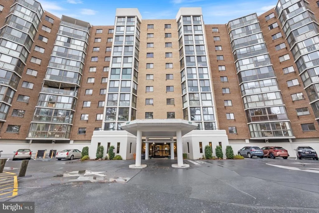 Photo of Unit 2801 at 15107 INTERLACHEN DRIVE
