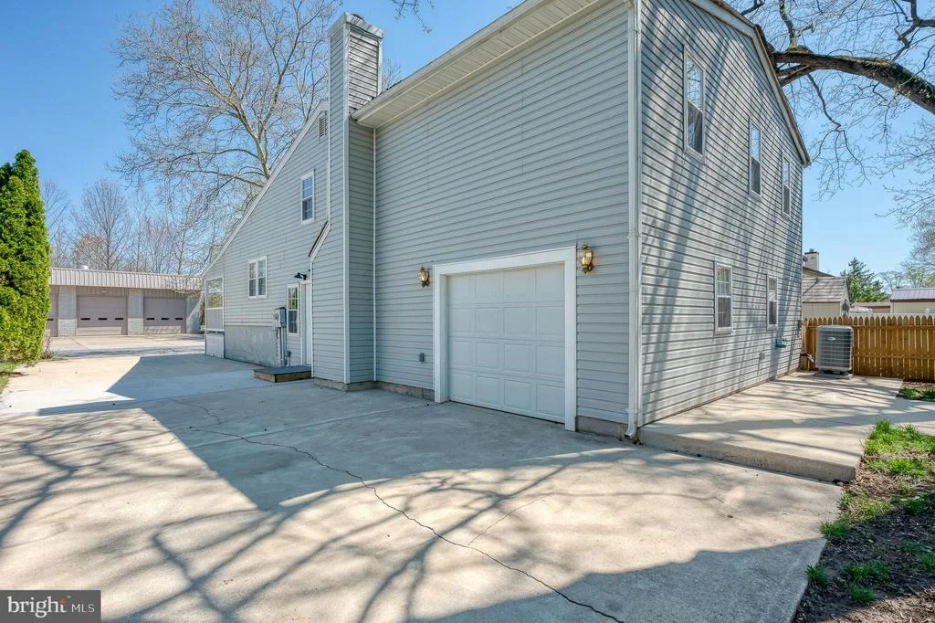 Photo of 406 LABURNUM ROAD