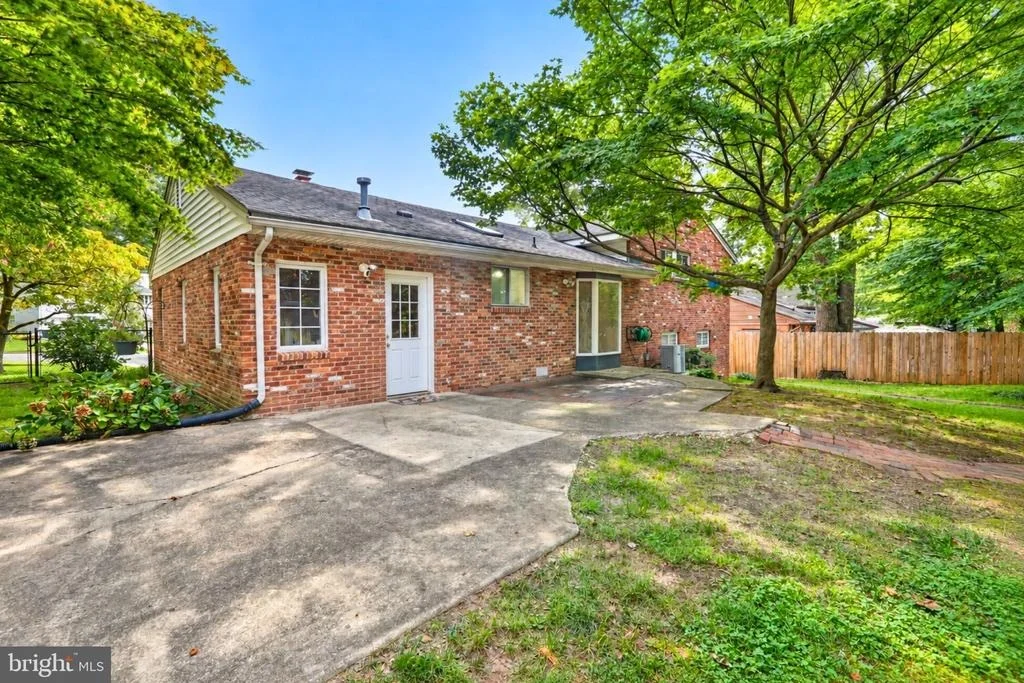 Photo of 5624 QUEENSBERRY AVENUE