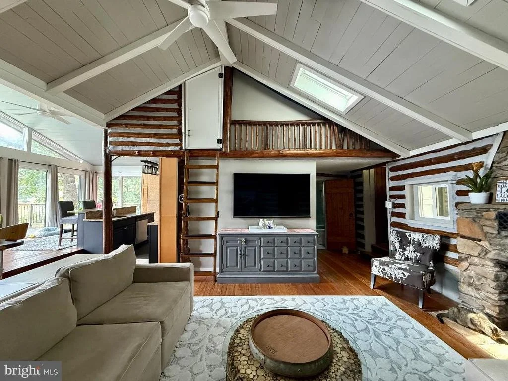 Photo of 8389 HIGHVIEW STREET