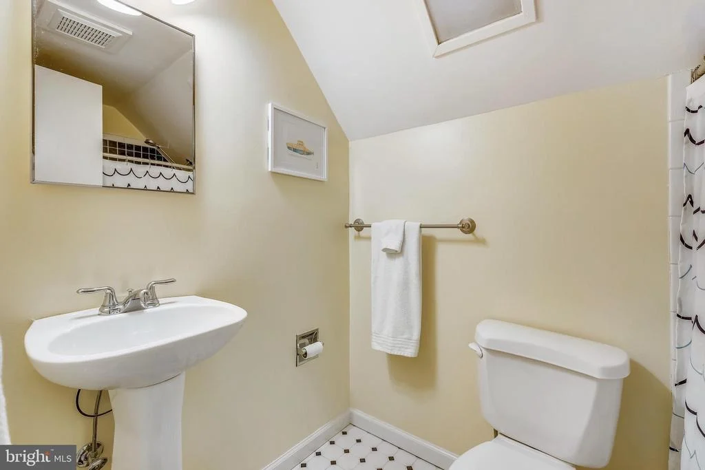 Photo of 10105 MEREDITH AVENUE