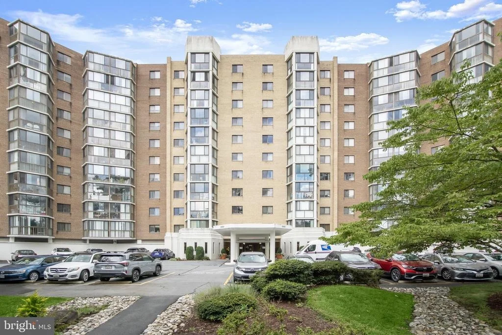 Photo of Unit 1618 at 15101 INTERLACHEN DRIVE