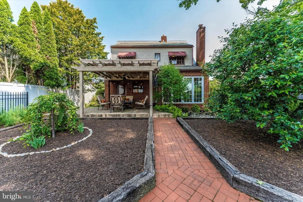 Photo of 402 W 2ND STREET