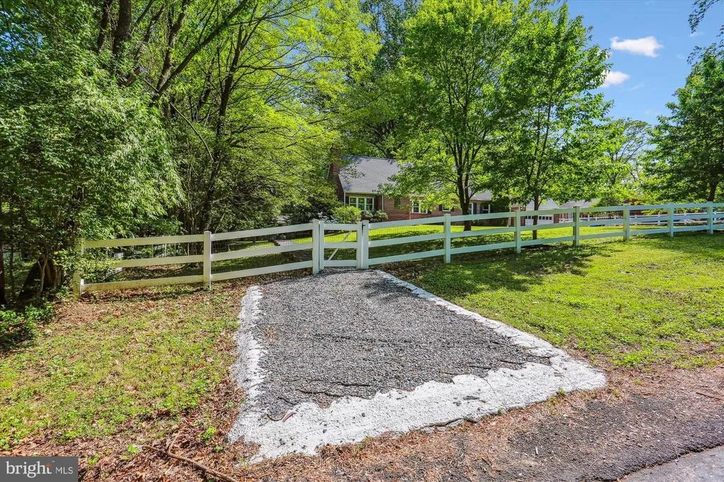 Photo of 813 MIDLAND ROAD