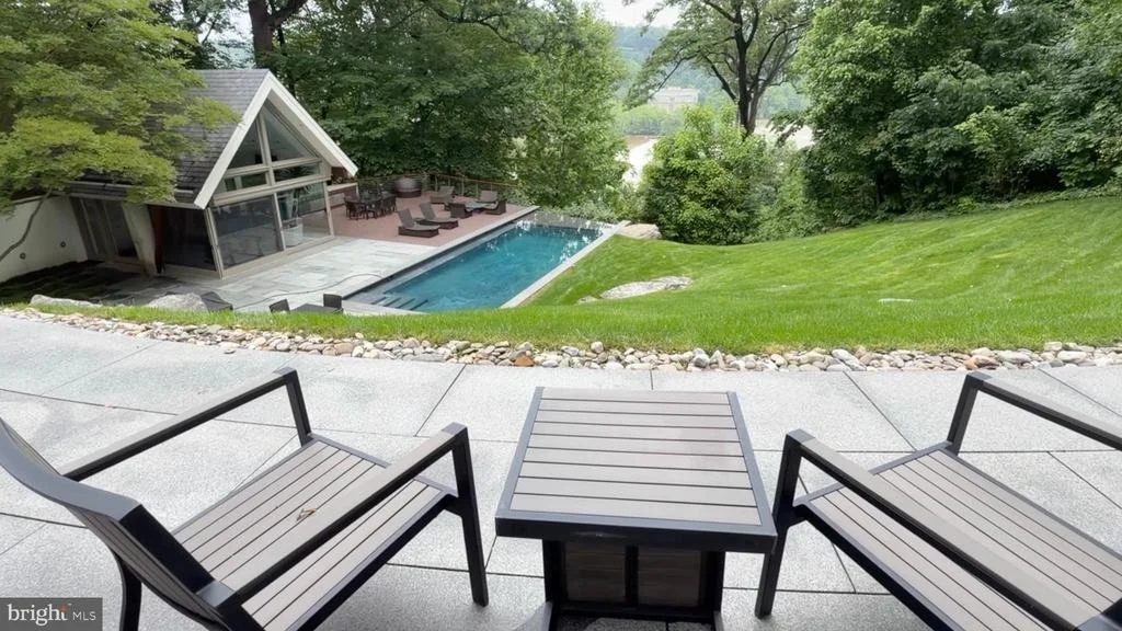 Photo of 1100 CREST LANE