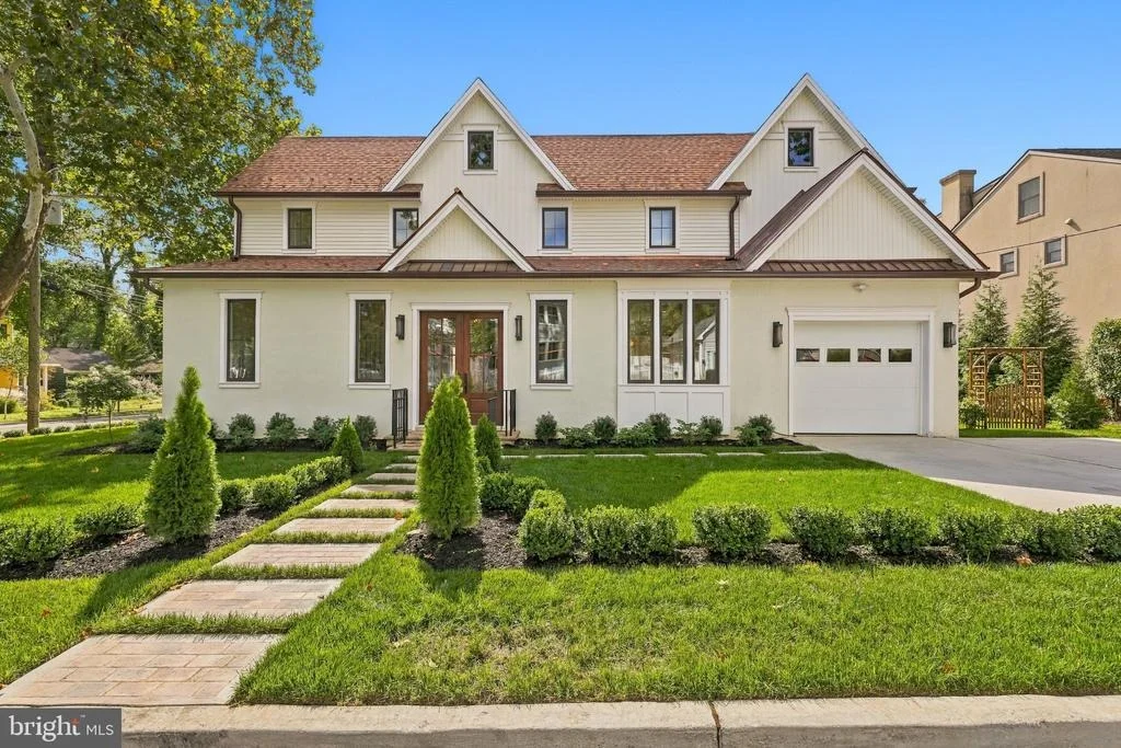 Photo of 230 E SUMMIT AVENUE