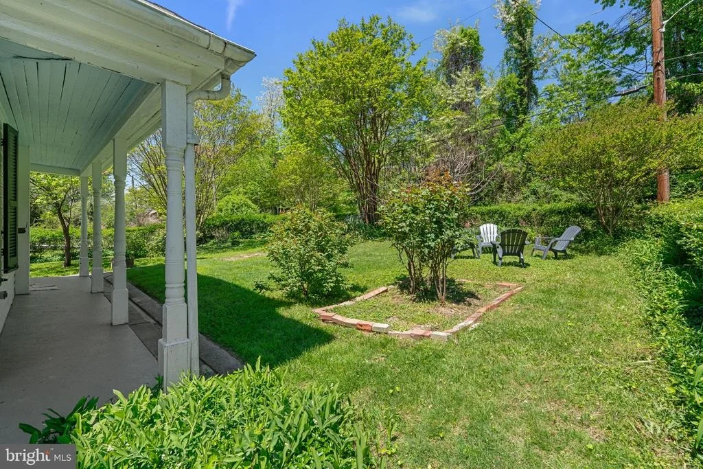 Photo of 702 DEEPDENE ROAD