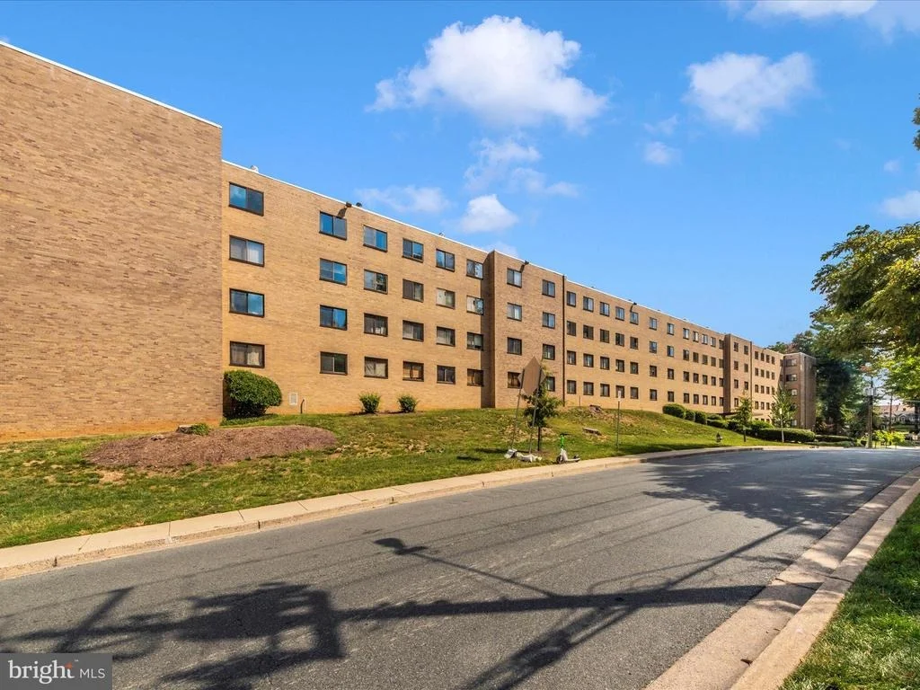 Photo of Unit 417 at 8601 MANCHESTER ROAD