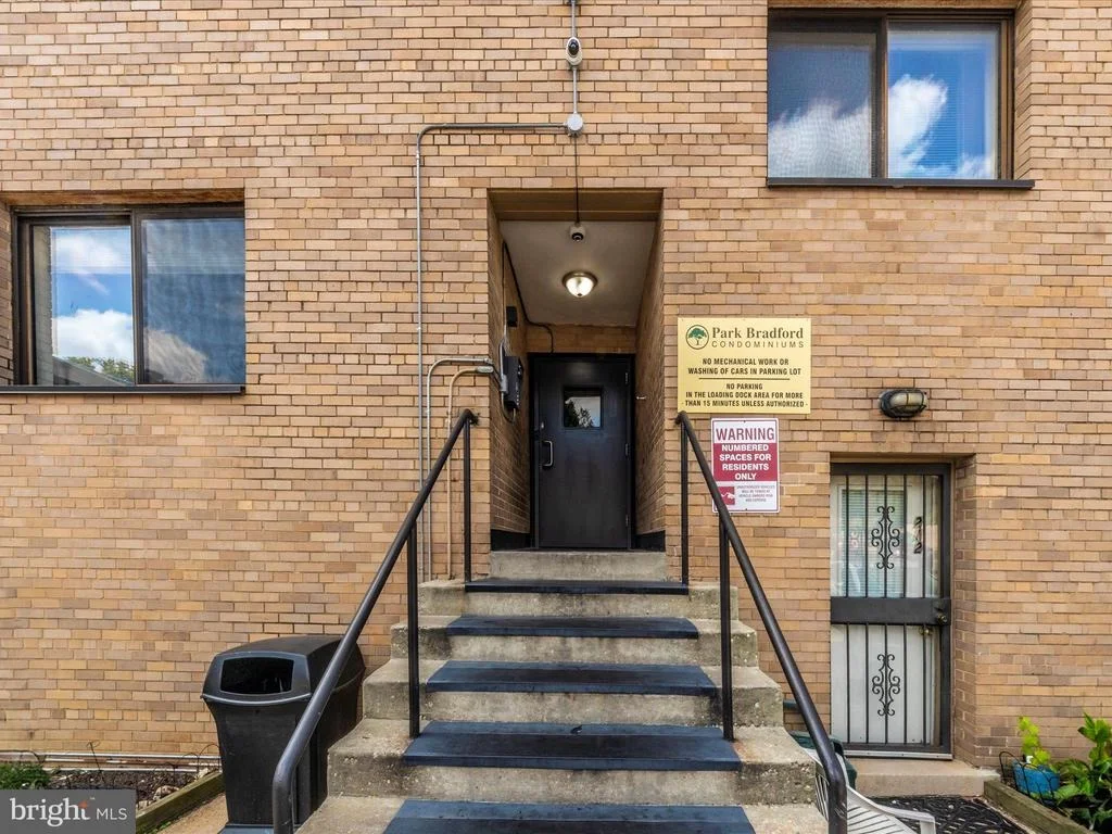 Photo of Unit 417 at 8601 MANCHESTER ROAD