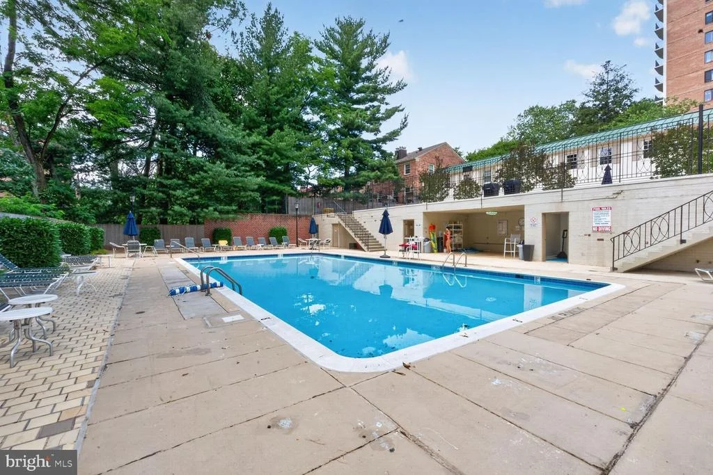 Photo of Unit D at 3271 SUTTON PLACE NW